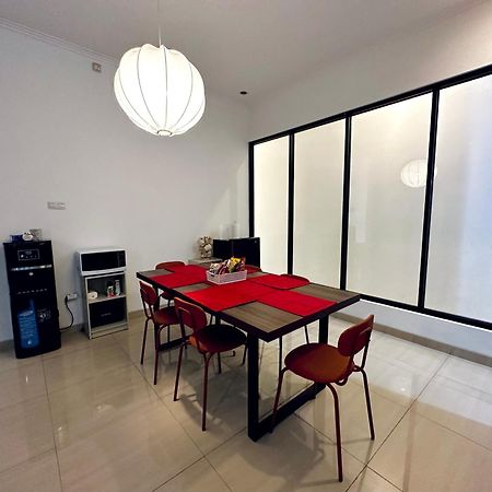 4-Bedroom Home In South Jakarta Nuansa Swadarma Residence By Le Ciel Hospitality エクステリア 写真