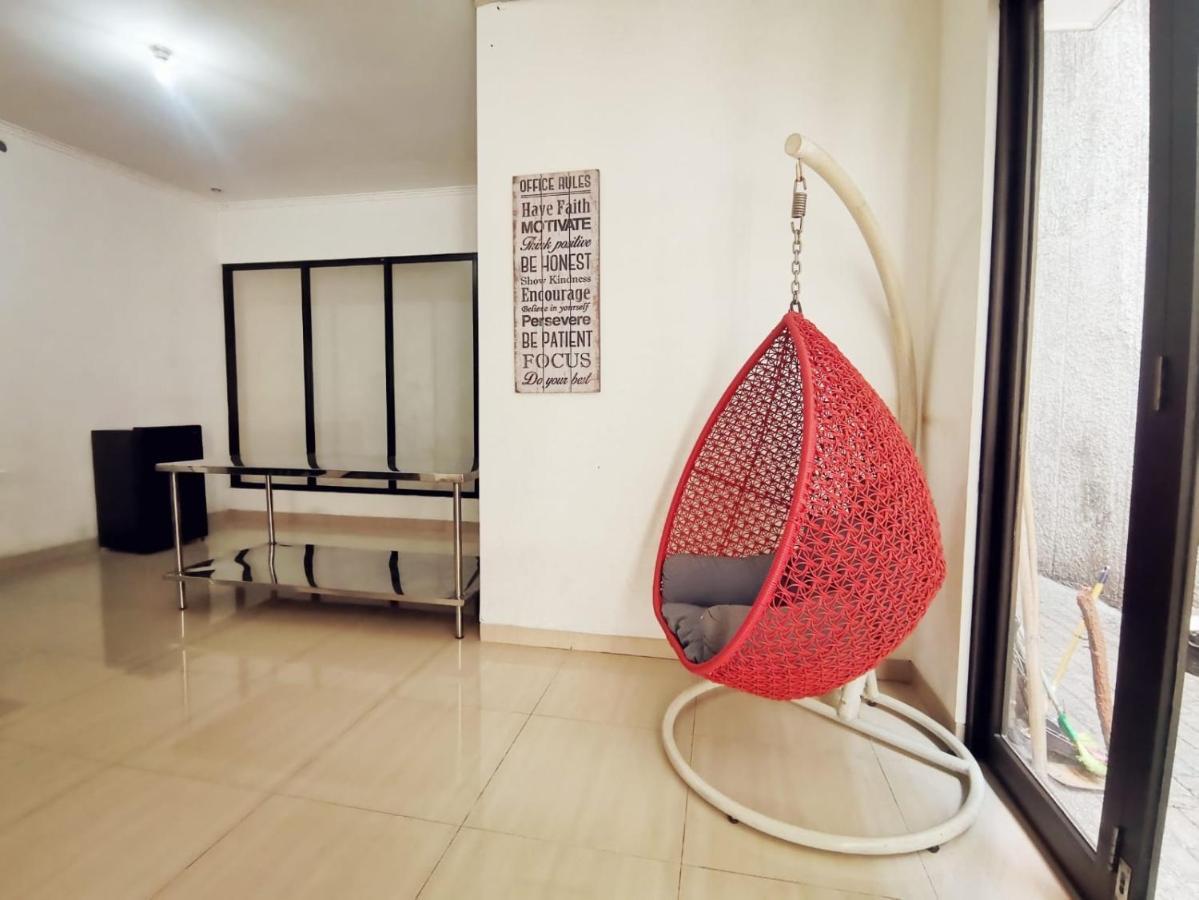 4-Bedroom Home In South Jakarta Nuansa Swadarma Residence By Le Ciel Hospitality エクステリア 写真