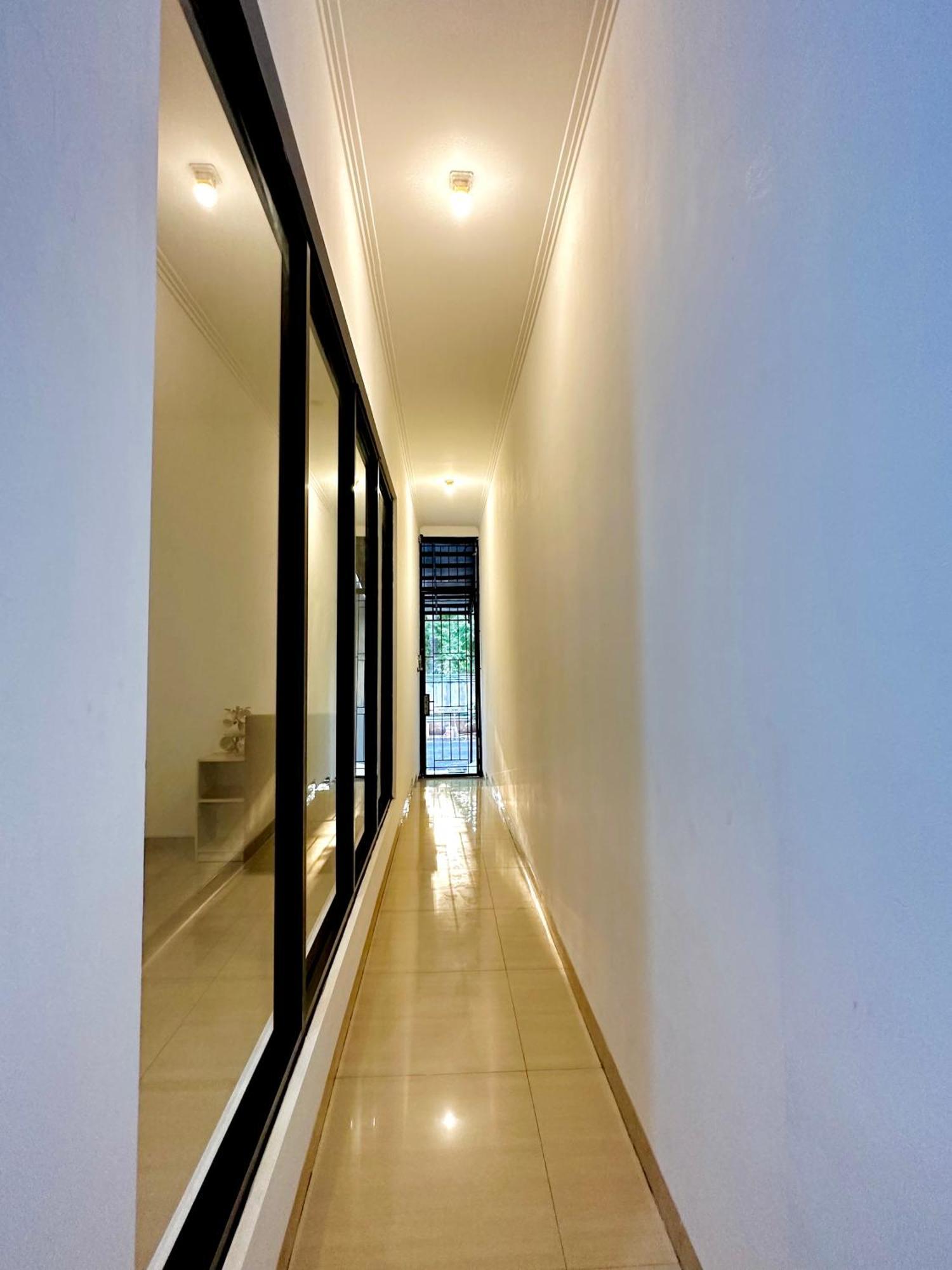 4-Bedroom Home In South Jakarta Nuansa Swadarma Residence By Le Ciel Hospitality エクステリア 写真