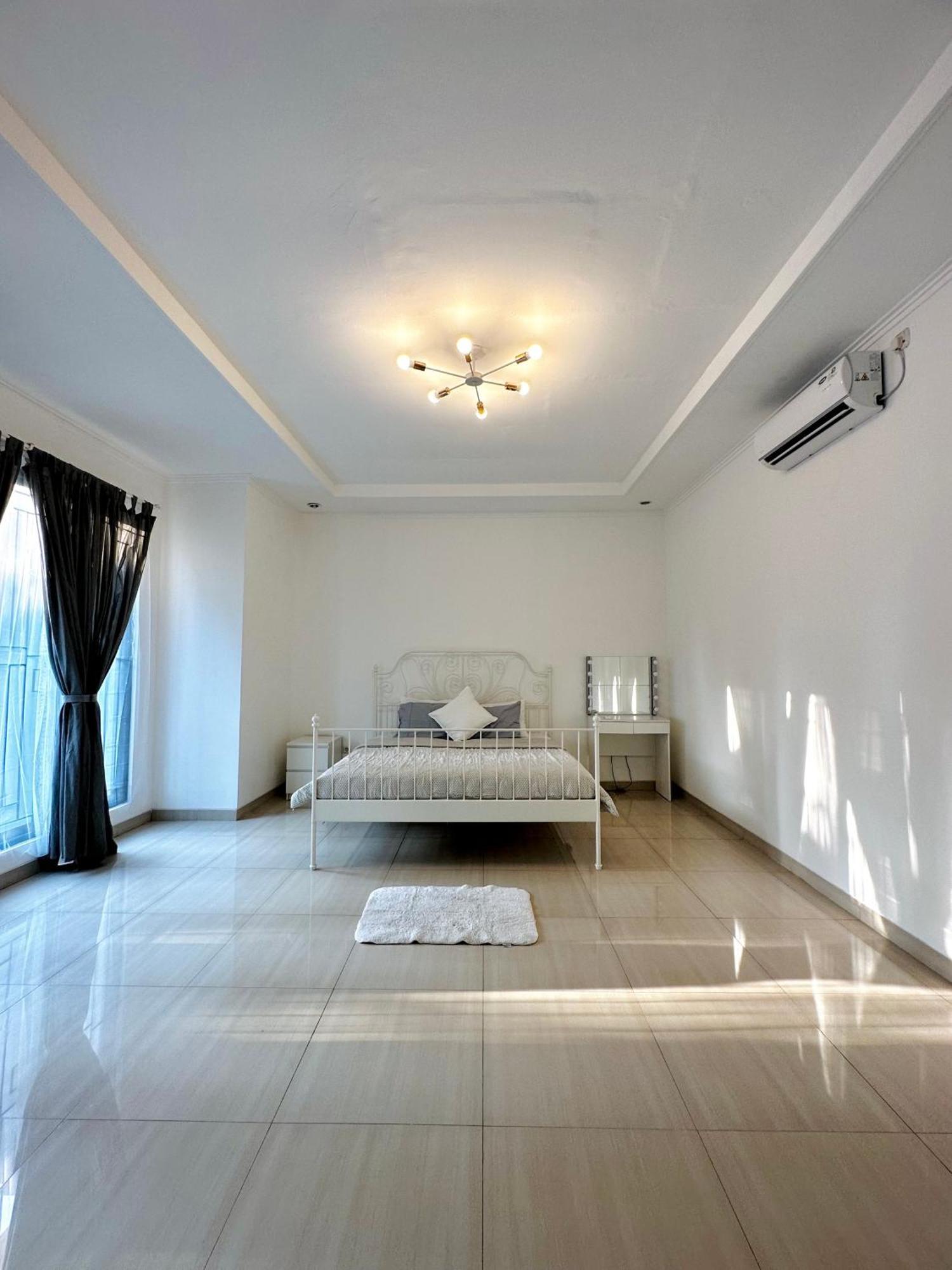 4-Bedroom Home In South Jakarta Nuansa Swadarma Residence By Le Ciel Hospitality エクステリア 写真