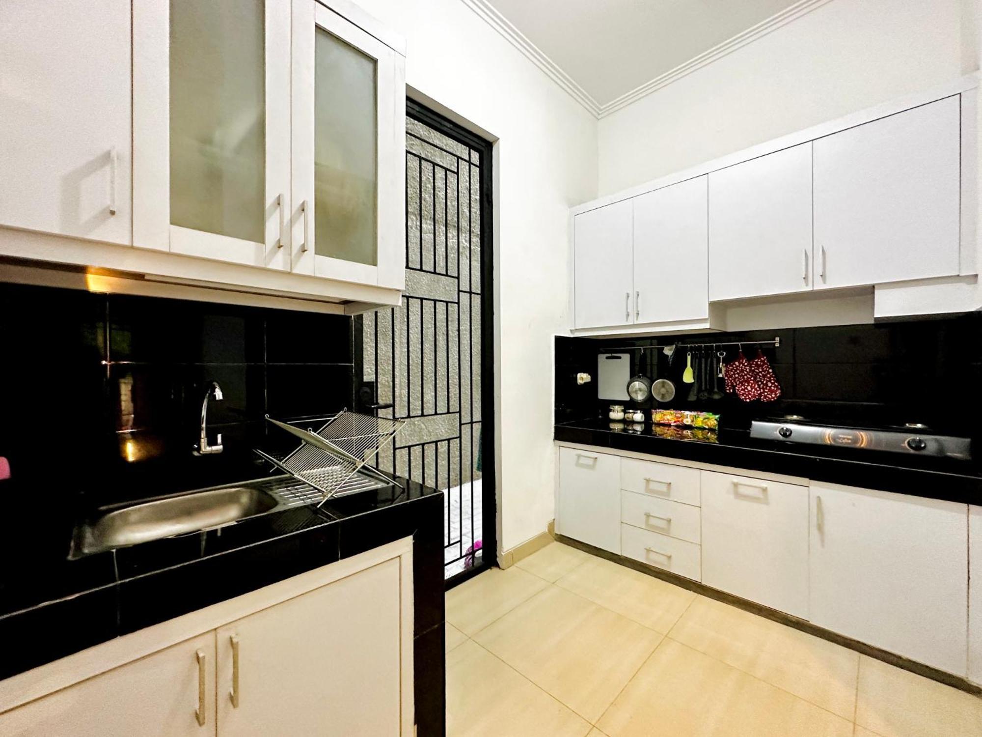 4-Bedroom Home In South Jakarta Nuansa Swadarma Residence By Le Ciel Hospitality エクステリア 写真
