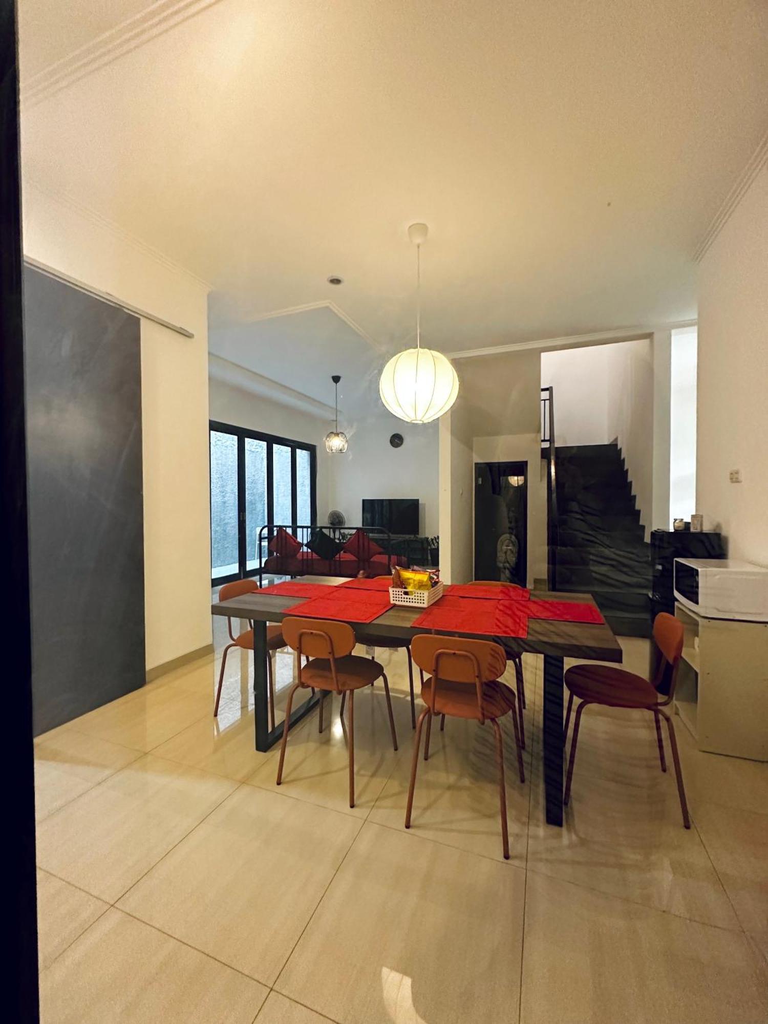 4-Bedroom Home In South Jakarta Nuansa Swadarma Residence By Le Ciel Hospitality エクステリア 写真