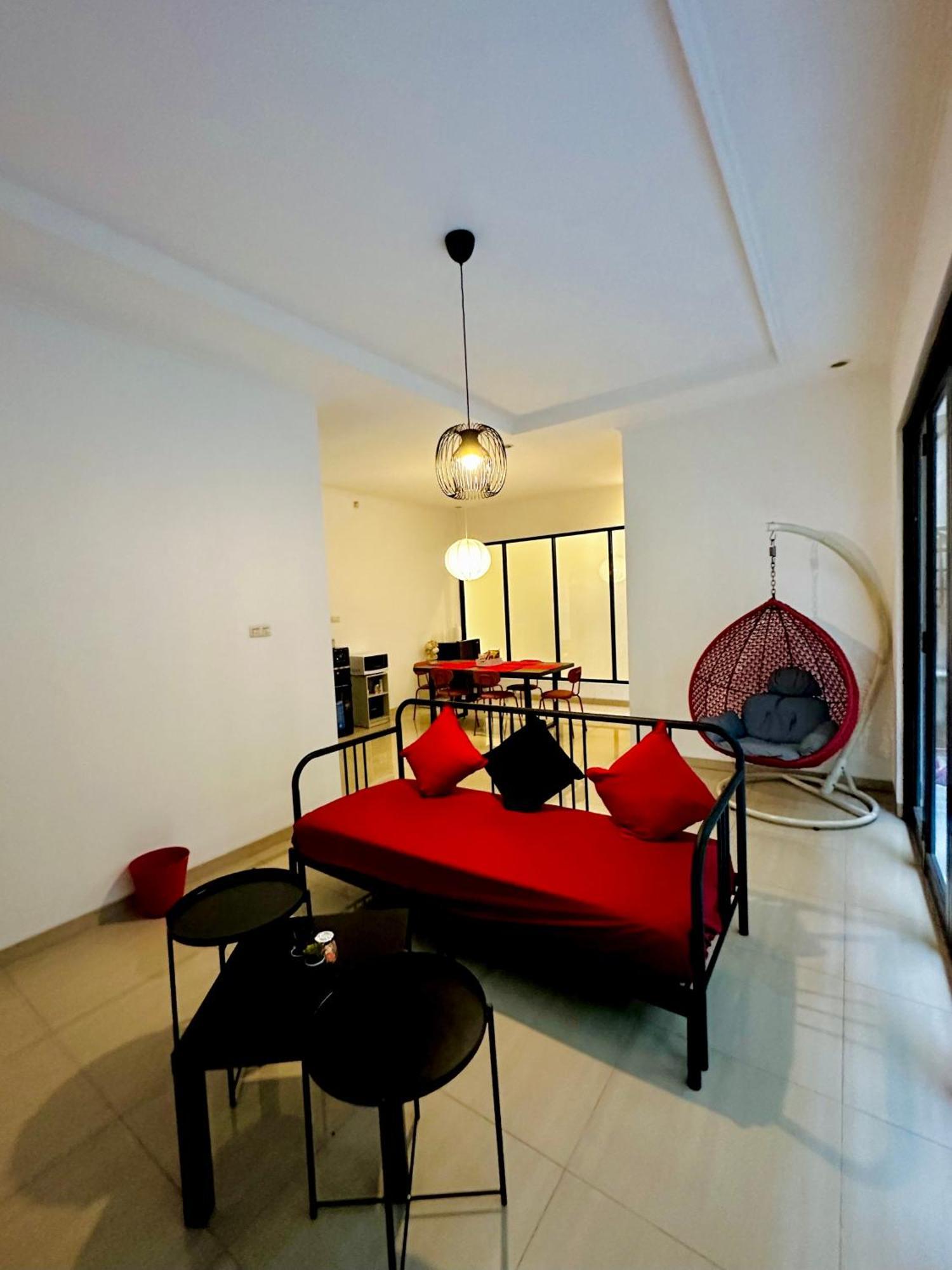 4-Bedroom Home In South Jakarta Nuansa Swadarma Residence By Le Ciel Hospitality エクステリア 写真