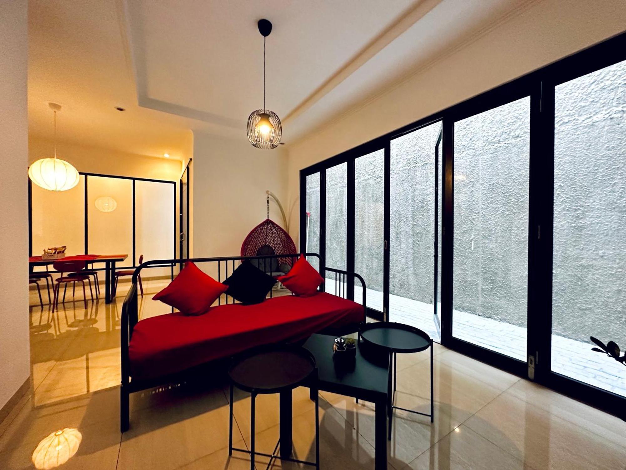 4-Bedroom Home In South Jakarta Nuansa Swadarma Residence By Le Ciel Hospitality エクステリア 写真