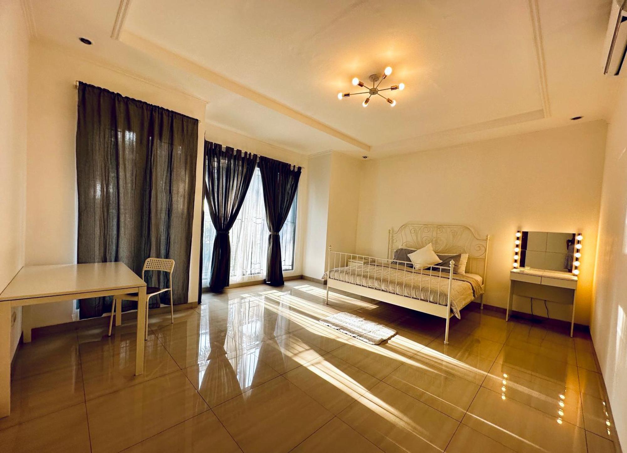 4-Bedroom Home In South Jakarta Nuansa Swadarma Residence By Le Ciel Hospitality エクステリア 写真