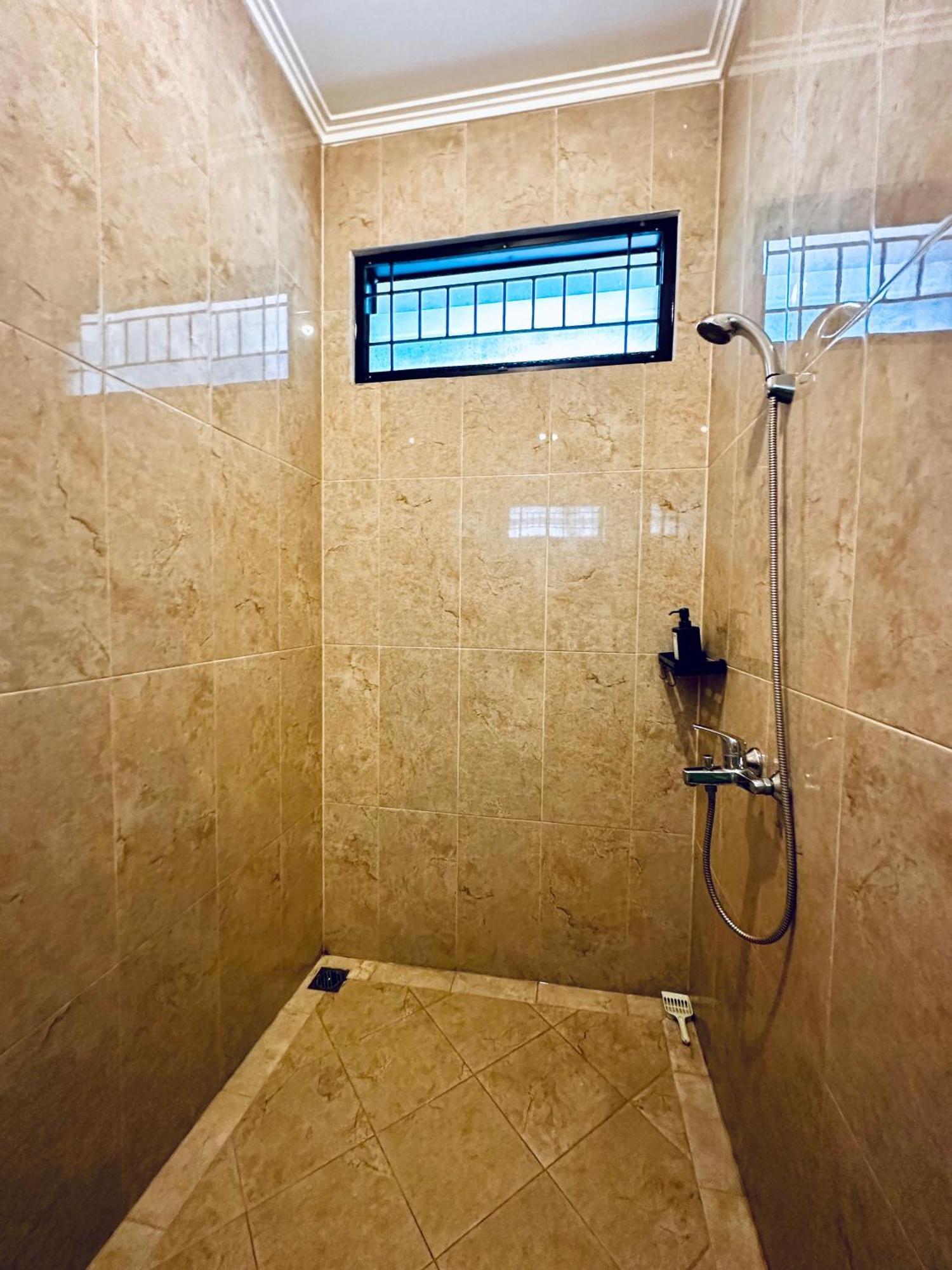 4-Bedroom Home In South Jakarta Nuansa Swadarma Residence By Le Ciel Hospitality エクステリア 写真
