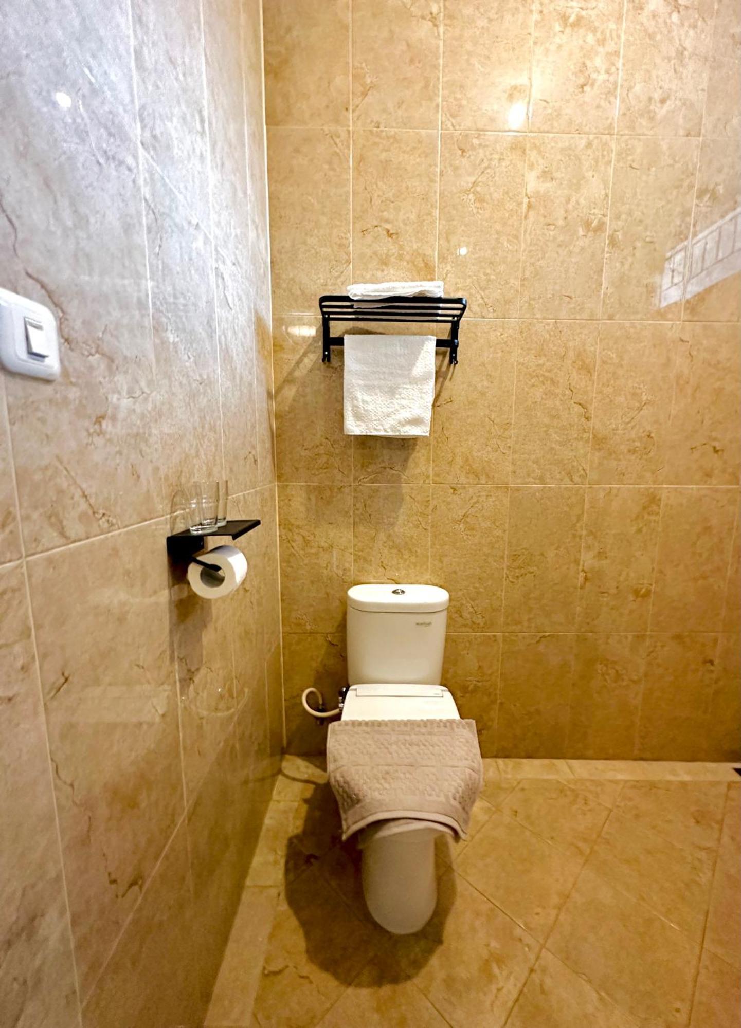4-Bedroom Home In South Jakarta Nuansa Swadarma Residence By Le Ciel Hospitality エクステリア 写真