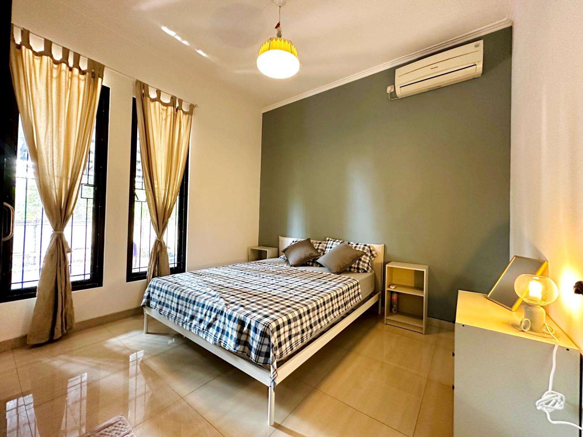 4-Bedroom Home In South Jakarta Nuansa Swadarma Residence By Le Ciel Hospitality エクステリア 写真